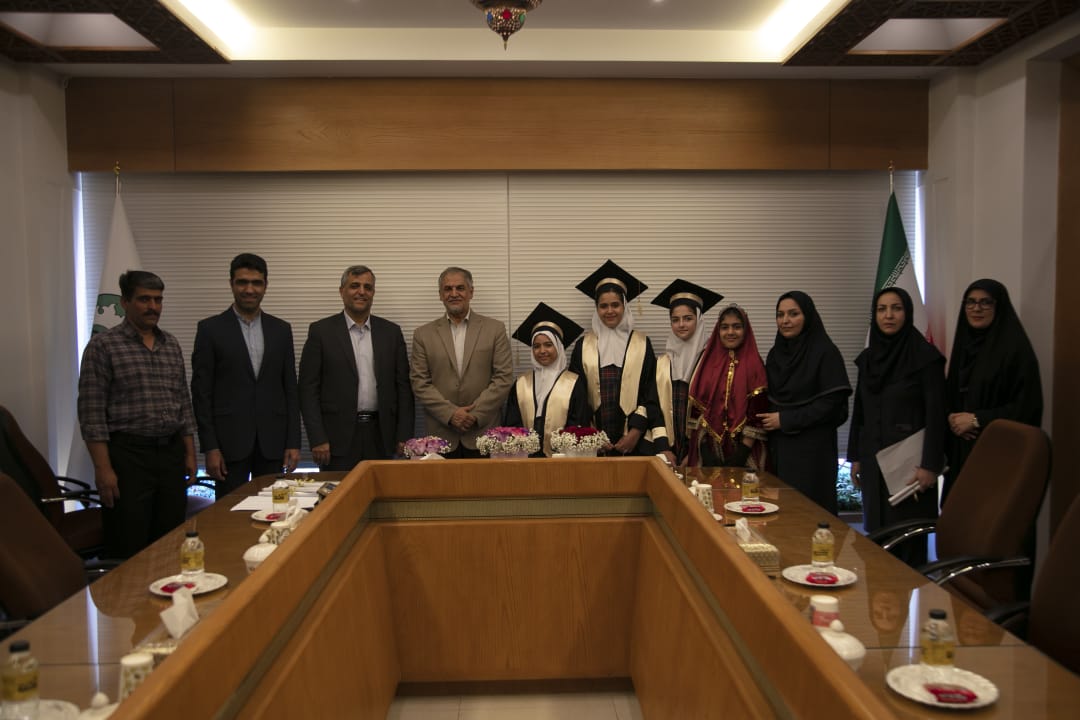 دعوت دانش آموزان دبستان عدالت از هیات رئیسه دانشگاه برای حضور در جشن فارغ التحصیلی 